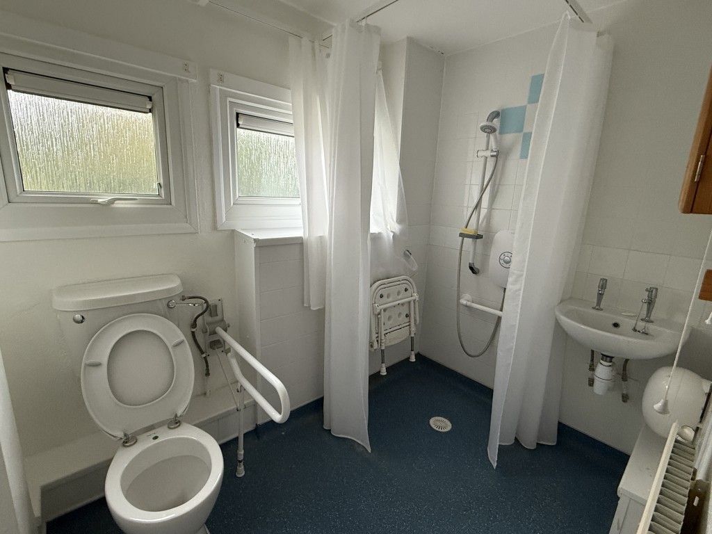 Lot: 159 - HOUSE IN NEED OF IMPROVEMENT - Shower Room in House in Need of Improvement
